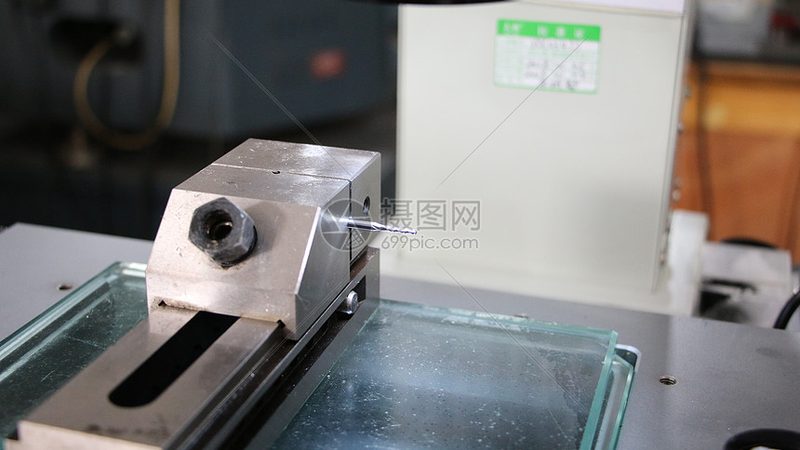 立式加工中心编程实例：FANUC系统操作解析